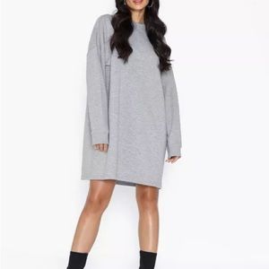 BASIC SWEATER DRESS
GREY
